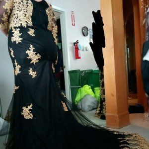 USED PLUS SIZE BLACK & GOLD FORMAL